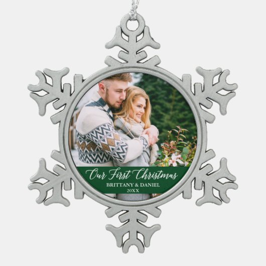 Calligrafie Ons eerste kerstpaar Foto groen Tin Sneeuwvlok Ornament (Voorkant)