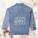 Calligraphie Coeur tendance Wifey Bride Mariage<br><div class="desc">La veste denim tendance classique avec un texte "Wifey" encadré moderne dans un script de calligraphie tourbillonnant avec un coeur,  customisé avec l'année. Le cadeau mariage parfait et gardez le saké pour la belle mariée mariée.</div>