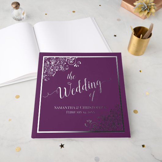 Calligraphie élégante argentée sur mariage violet (Recto ouvert)