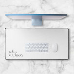 Calligraphie Girly Luxe Blanc<br><div class="desc">Transformez votre espace de travail avec un tapis de bureau personnalisé qui combine élégance et fonction. Avec son nom dans un luxueux mélange de calligraphie et de police serif, ce tapis de bureau apporte une touche féminine raffinée à tout décor. Idéal pour les affaires, l'école ou même votre chambre, il...</div>