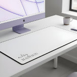 Calligraphie Girly Luxe Blanc<br><div class="desc">Transformez votre espace de travail avec un tapis de bureau personnalisé qui combine élégance et fonction. Avec son nom dans un luxueux mélange de calligraphie et de police serif, ce tapis de bureau apporte une touche féminine raffinée à tout décor. Idéal pour les affaires, l'école ou même votre chambre, il...</div>