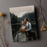 Calligraphie moderne Juste Marié Photo Elopement<br><div class="desc">Une Faire-part Elopement contemporaine et moderne avec un peu de Calligraphie moderne pour "juste marié" (cet élément de texte peut être changé en n'importe quelle autre couleur!) et votre photo mariage préférée sur le devant. Personnalisez le dos de cette carte Faire-part Mariage avec votre propre message personnel.</div>