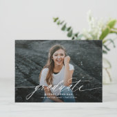 Calligraphie Script Graduation Photo Invitation (Debout devant)