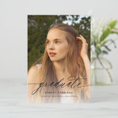 Calligraphie Script Graduation Photo Invitation (Debout devant)
