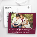 Calligraphie Se Marier Enregistrer La Date Bourgog<br><div class="desc">Calligraphie moderne tendance Script Couple Photo Nous nous marions Enregistrer la date Fiançailles Carte postale - Bourgogne</div>