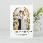 Calligraphy Heart Just Married Arch Wedding Aankondiging (Staand voorkant)