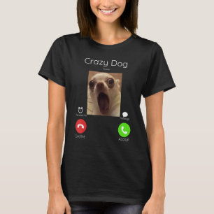 Calling Meme Crazy Dog Staring Camera aan de voork T-shirt