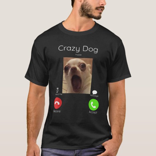 Calling Meme Crazy Dog Staring Front Camera honden T-shirt (Voorkant)