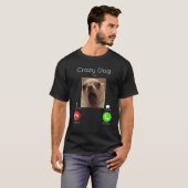 Calling Meme Crazy Dog Staring Front Camera honden T-shirt (Voorkant volledig)