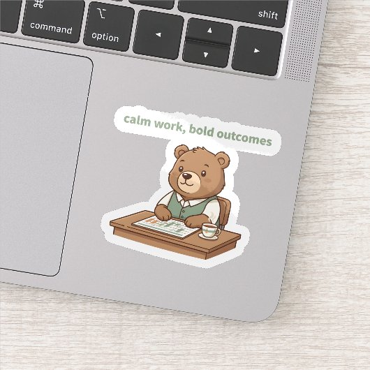 Calm Work Bold Outcomes Sticker – Cozy CEO Bear (Détail)