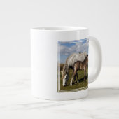 Camargue Horse Foal met moeder Extra Grote Beker (Voorkant rechts)