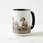 Camargue Horses die op het strand lopen Mok (Voorkant rechts)