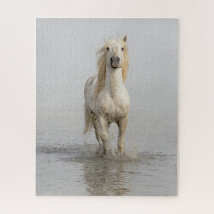 Camarguepaard loopt in het water legpuzzel