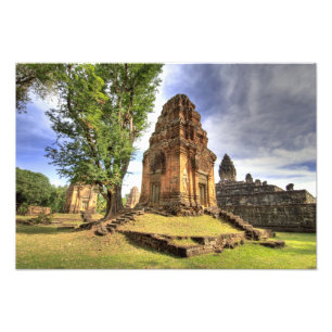 Cambodia, Angkor Wat. Uitzicht op Bakong tempel. Foto Afdruk