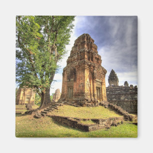 Cambodia, Angkor Wat. Uitzicht op Bakong tempel. Magneet