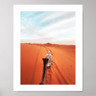 Camel die in de sahara-woestijn in Marokko rijdt Poster