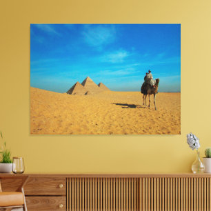 Camel Ride Door De Piramides - Woestijnlandschap Canvas Afdruk