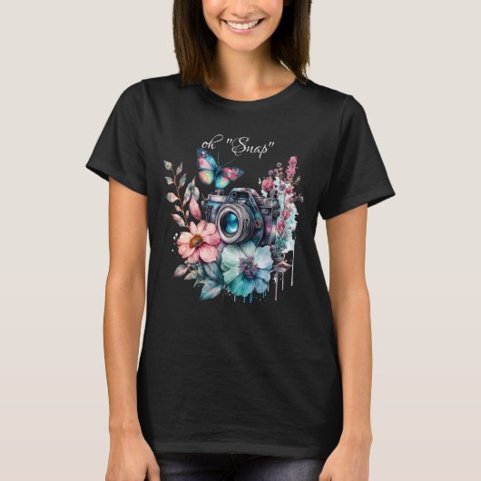Caméra de 35 mm au milieu des T-shirts Fleurs et P (Devant)