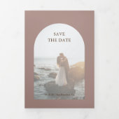 Camila Taupe Arch Modern Wedding Save the Date Drieluik Aankondiging (Cover)