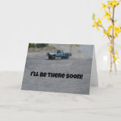 Camion de course dans la carte d'ami de voyage de  (Fleur jaune)