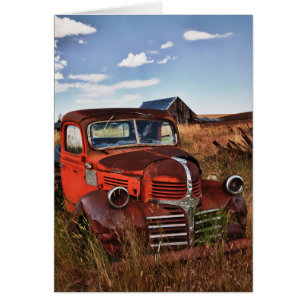 Camion Dodge orange rouillé avec ferme abandonnée