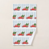 Camion pick-up rouge de Noël sur une route de (Serviette à main)