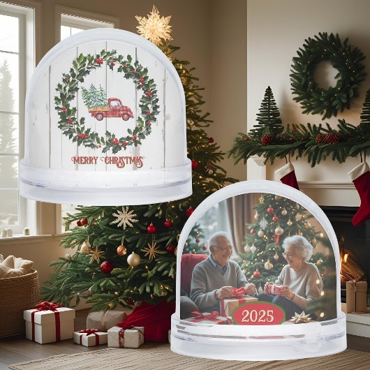 Camion rouge rustique de ferme sur bois