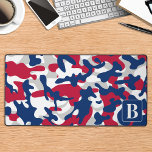 Camo de monogramme personnalisé Patriotique<br><div class="desc">Présentez notre tapis de bureau camo, parfait pour ajouter une touche de style d'inspiration militaire à votre bureau à la maison ou à votre installation de jeu. La conception de camouflage rouge blanc et bleu apporte un aspect robuste et sophistiqué à votre espace de travail. Ce grand tapis de souris...</div>