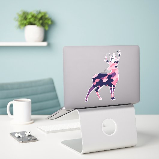 Camo Deer Sticker (Laptop op bureau)