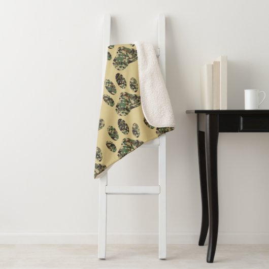 Camo Pattern Dog Paw Print Sherpa Deken (In situ)