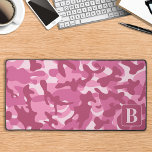 Camouflage Cool rose Personnalisé Camo fille<br><div class="desc">Présentez notre tapis de bureau camo, parfait pour ajouter une touche de style d'inspiration militaire à votre bureau à la maison ou à votre installation de jeu. La conception de camouflage rose apporte un aspect robuste et sophistiqué à votre espace de travail. Ce grand tapis de souris est l'accessoire parfait...</div>