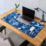 Camouflage de Monogramme Moderne Personnalisé<br><div class="desc">Présentez notre tapis de bureau camo, parfait pour ajouter une touche de style d'inspiration militaire à votre bureau à la maison ou à votre installation de jeu. La conception de camouflage bleu apporte un aspect robuste et sophistiqué à votre espace de travail. Ce grand tapis de souris est l'accessoire parfait...</div>