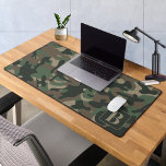 Camouflage de monogramme personnalisé en bois<br><div class="desc">Présentez notre tapis de bureau camo, parfait pour ajouter une touche de style d'inspiration militaire à votre bureau à la maison ou à votre installation de jeu. Le camouflage vert, brun et bronzé du bois apporte un aspect robuste et sophistiqué à votre espace de travail. Ce grand tapis de souris...</div>