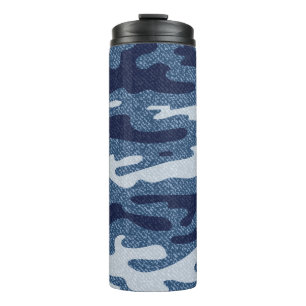 Camouflage Jeans achtergrond. gepotte denim Thermosbeker