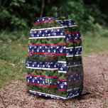Camouflage vert des étoiles patriotiques américain<br><div class="desc">Ce sac à dos cool alterne étoiles et rayures en rouge, blanc et bleu avec bandes de camo vert. Les étoiles / rayures ont aussi un look de camouflage. Inclure votre monogramme personnalisé sur la poche. Célébrez votre amour des Etats-Unis avec ces sacs qui sont parfaits pour transporter pour le...</div>