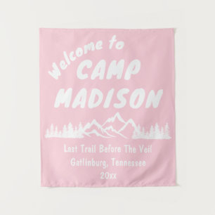 Camp Bachelorette Mountain Camping Party Roze bord Wandkleed