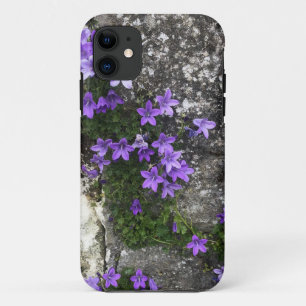 Campanula Flowers die op een muur groeien iPhone 11 Hoesje