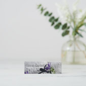 Campanules sur le mur pour le carte de visite de (Debout devant)