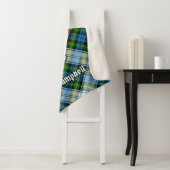 Campbell Crest over Jurk Tartan Sherpa Deken (In situ)