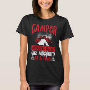 Camper Doneert bloed een muggen in een tijd durend T-shirt