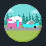 Camper Rétro / Remorque et aimant de voiture<br><div class="desc">Ce Camper Rétro / Remorque et Magnet de voiture présente un dessin de dessin minimaliste moderne du milieu du siècle qui vous laissera prêt à prendre la route ouverte. Hommage aux années 1950, ce design présente une voiture turquoise vintage au sommet blanc, tirant une remorque kitschy vers sa destination finale....</div>