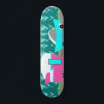 Camper Rétro / Remorque et skateboard de voiture<br><div class="desc">Ce Retro Camper / Trailer et Car Skateboard dispose d'un dessin humoristique moderne et minimaliste du milieu du siècle qui vous laissera prêt à prendre la route ouverte. Hommage aux années 1950, ce design présente une voiture turquoise vintage au sommet blanc, tirant une remorque kitschy vers sa destination finale. Le...</div>