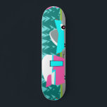 Camper Rétro / Remorque et skateboard de voiture<br><div class="desc">Ce Retro Camper / Trailer et Car Skateboard dispose d'un dessin humoristique moderne et minimaliste du milieu du siècle qui vous laissera prêt à prendre la route ouverte. Hommage aux années 1950, ce design présente une voiture turquoise vintage au sommet blanc, tirant une remorque kitschy vers sa destination finale. Le...</div>