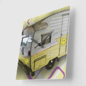 camper Trailer Clock in Yellow Vierkante Klok (Hoek)