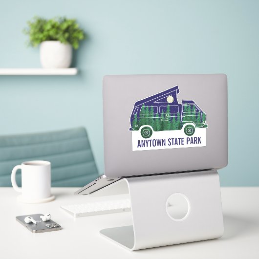 Camper Van met Pop omhoog Vertekende de Tekst van Sticker (Laptop op bureau)
