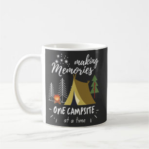 Camping die herinneringen maken tegelijkertijd één koffiemok