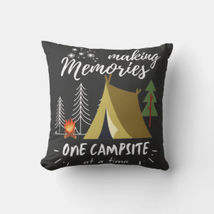 Camping die herinneringen maken tegelijkertijd één kussen