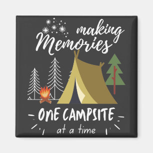 Camping die herinneringen maken tegelijkertijd één magneet
