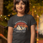 Camping familial sur mesure Trip Mountain Sunset K<br><div class="desc">Ce coucher de soleil rétro cool sur des montagnes rocheuses dans la nature fait une image magnifique pour un ensemble de t-shirts customisés pour un voyage en famille, un voyage sur la route ou des vacances en camping. Un joli t-shirt enfant assorti pour vos enfants. Ajoutez simplement votre nom de...</div>