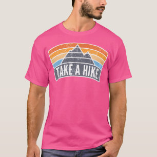 Camping neemt een heekregenboogzomerhikken op t-shirt